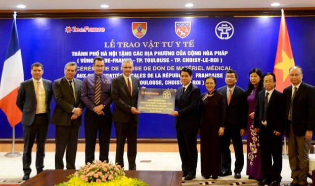 Hà Nội trao tặng vật tư y tế phòng, chống dịch COVID-19 cho một số địa phương của Pháp