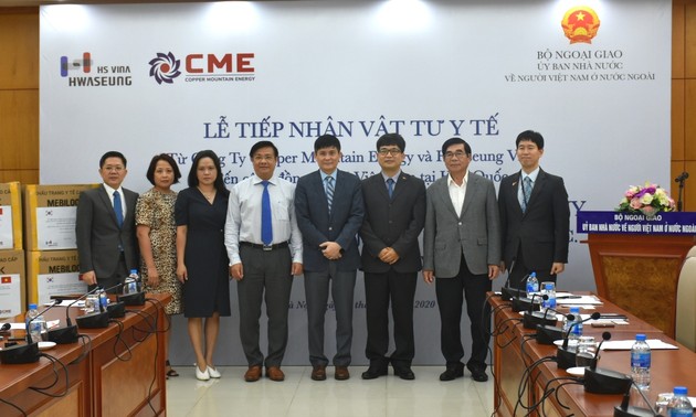 Doanh nghiệp Hàn Quốc trao vật tư y tế hỗ trợ người Việt Nam ở nước ngoài