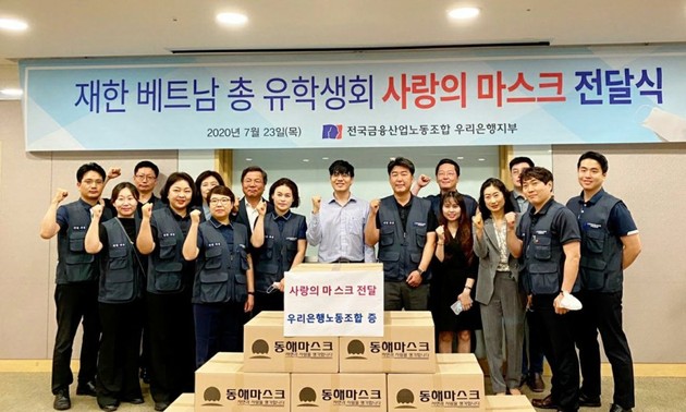 Ngân hàng Woori tài trợ 10.000 khẩu trang cho du học sinh Việt Nam tại Hàn Quốc