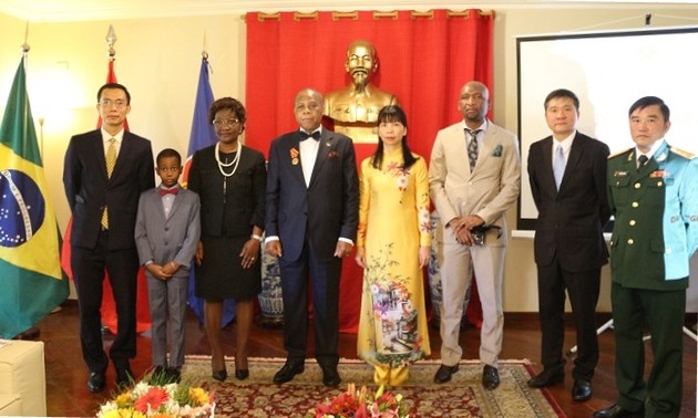 Trao Huân chương Hữu nghị của Nhà nước Việt Nam cho Đại sứ Cộng hòa Mozambique 