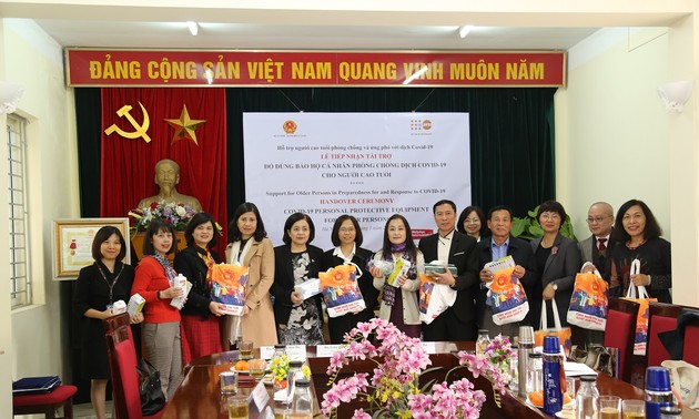 UNFPA tại Việt Nam cung cấp thiết bị bảo hộ cá nhân hỗ trợ người cao tuổi