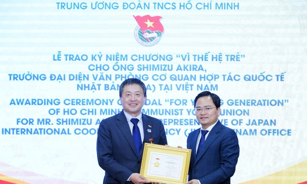 Trung ương Đoàn TNCS Hồ Chí Minh trao tặng Kỷ niệm chương “Vì thế hệ trẻ” cho Trưởng Đại diện Văn phòng JICA Việt Nam