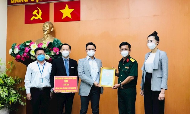 Kiều bào ủng hộ 8 tấn gạo tiếp sức cùng lực lượng vũ trang và cán bộ công chức Thành phố Hồ Chí Minh