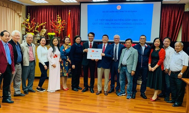 Người Việt Nam tại Slovakia đóng góp ủng hộ Quỹ vắc xin phòng, chống Covid-19