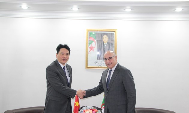 Đại sứ đặc mệnh toàn quyền Việt Nam tại Algeria chào xã giao Tổng Thư ký Đảng Tập hợp Quốc gia Dân chủ Algeria