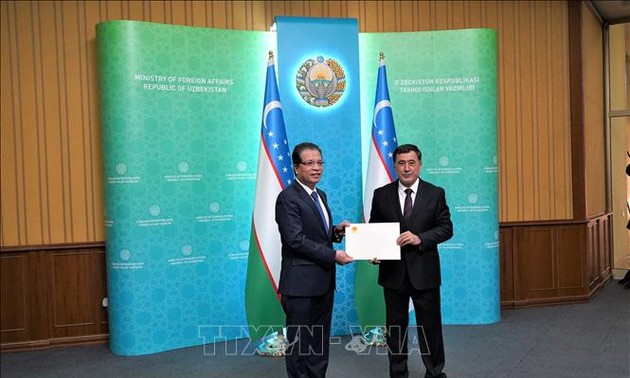 Đại sứ Việt Nam tại Uzbekistan trình Quốc thư