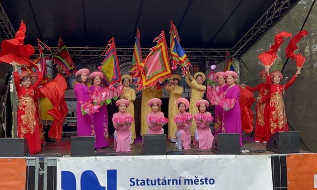 Đặc sắc văn hóa Việt tại Lễ hội hành tinh màu 2022 ở Cộng hòa Séc