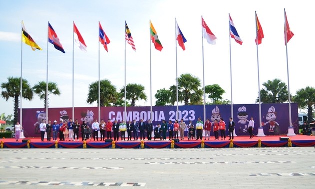 Lễ thượng cờ các đoàn thể thao tham dự Đại hội ASEAN Para Games 12