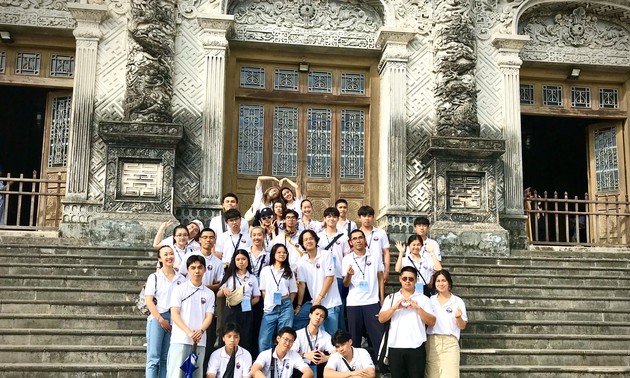 Tuổi trẻ kiều bào khám phá những kiến trúc độc đáo của lăng tẩm nhà Nguyễn tại Huế