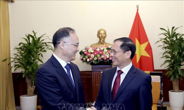 Bộ trưởng Ngoại giao Bùi Thanh Sơn tiếp Trợ lý Bộ trưởng Ngoại giao Trung Quốc Nông Dung