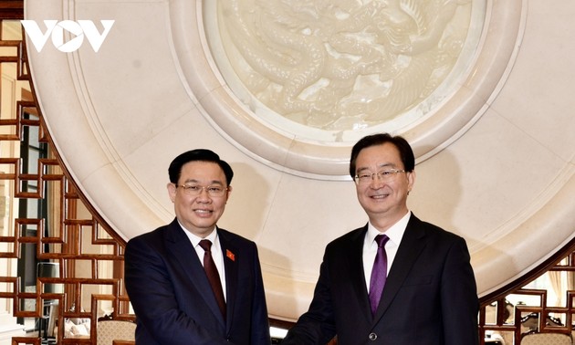 Chủ tịch Quốc hội Vương Đình Huệ tiếp Bí thư Tỉnh ủy Vân Nam, Trung Quốc