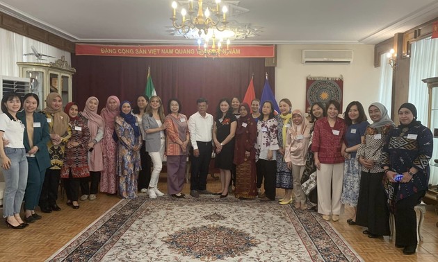 Đại sứ quán Việt Nam tại Iran tổ chức buổi “Coffee Morning” giao lưu giữa các cán bộ nữ và phu nhân ASEAN