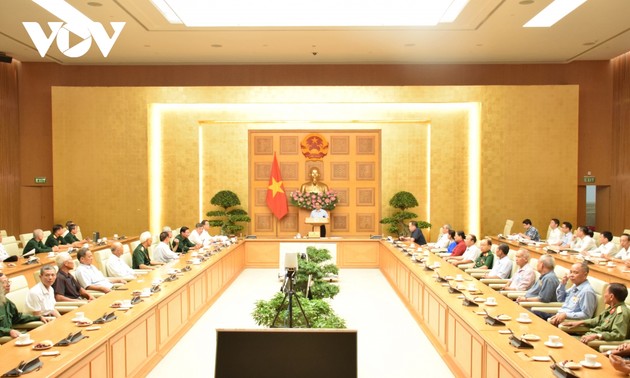 PM meets people with meritorious services from Nam Dinh