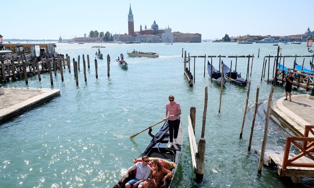 Venice to start charging visitors entry fee next year