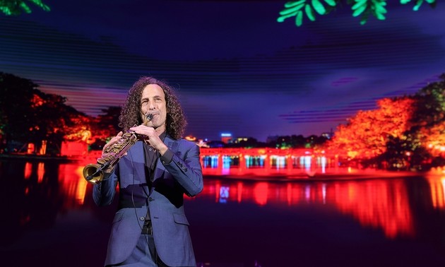 Kenny G enchants audience of over 4,000 in Hanoi