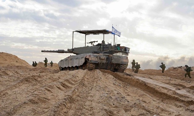 Israel urges Hamas to surrender, Iraqi armed groups attack US bases