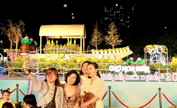 HCM City floating flower fair to celebrate Tet