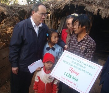 Руководители Вьетнама вручили подарки малоимущим семьям в провинциях Даклак и Бакзянг