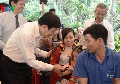 Президент СРВ Чыонг Тан Шанг навестил и поздравил с наступающим Новым годом жителей провинции Лонган
