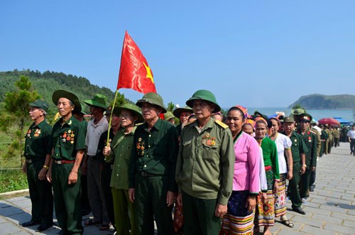 Более 10 тысяч человек зажгли благовония в память о генерале Во Нгуен Зяпе
