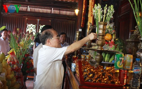 Председатель НС СРВ Нгуен Шинь Хунг зажёг благовония в память о Хо Ши Мине 