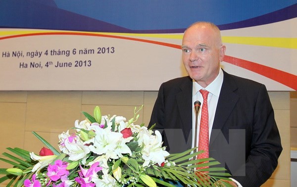 Вручена памятная медаль «За здоровье населения» главе миссии ЕС во Вьетнаме