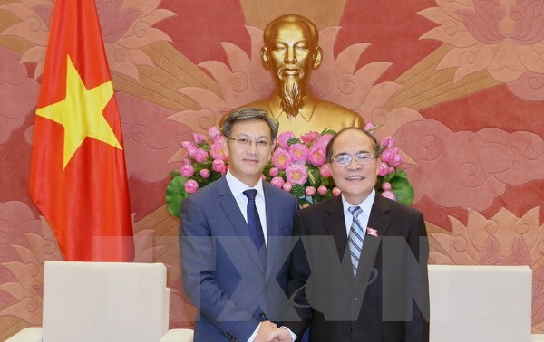 Спикер вьетнамского парламента принял посла Лаоса