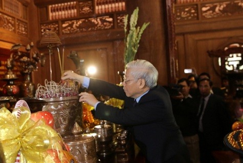 Генсек ЦК КПВ зажёг благовония в память о президенте Хо Ши Мине в историческом комплексе «К9»