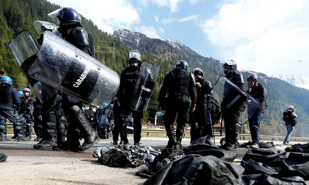На границе Италии и Австрии произошли стычки полиции с протестующими