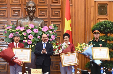 Нгуен Суан Фук вручил орден Труда 1-й степени обладателю золотой олимпийской медали