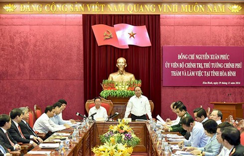 Премьер-министр Нгуен Суан Фук провёл рабочую встречу с руководством провинции Хоабинь