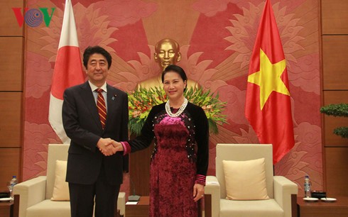 Председатель Национального собрания СРВ Нгуен Тхи Ким Нган встретилась с японским премьером
