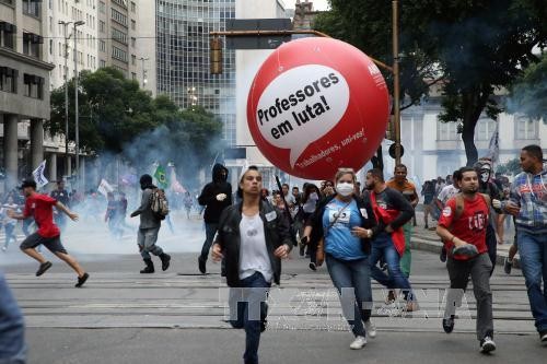 В Европе прошли массовые акции протеста в День международной солидарности трудящихся