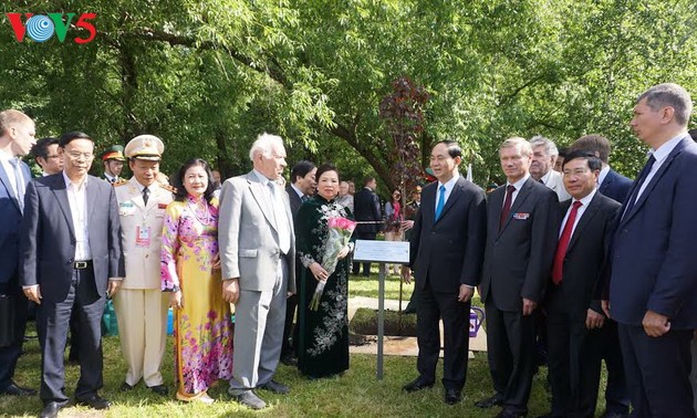 Президент СРВ Чан Дай Куанг возложил цветы к памятнику Хо Ши Мину в Москве