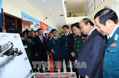 Нгуен Суан Фук принял участие в праздновании 45-й годовщины победы в воздушной битве над Ханоем