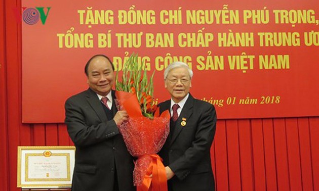 Нгуен Фу Чонг получил знак «50 лет пребывания в КПВ»