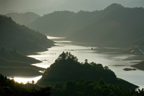 Долина Тхунгнай – залив Халонг посреди гор в Северо-Западном регионе Вьетнама