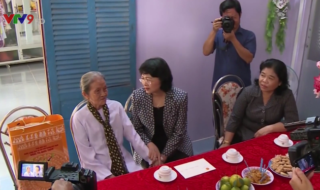 По всему Вьетнаму вручают новогодние подарки малоимущим семьям