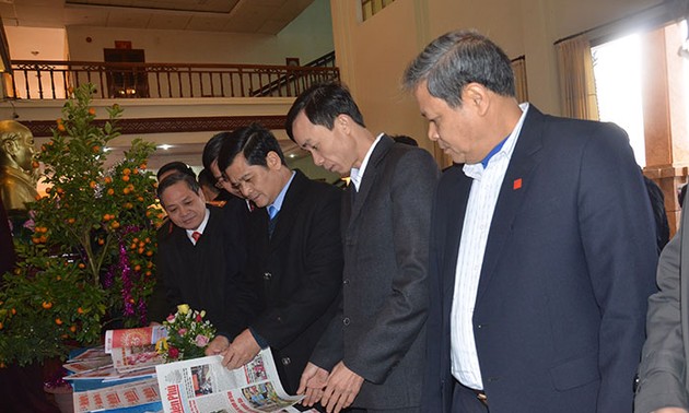 Во многих провинциях и городах Вьетнама организован праздник весенних номеров газет