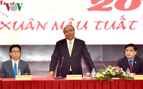 Премьер-министр Нгуен Суан Фук потребовал хорошо организовать его встречу с рабочими