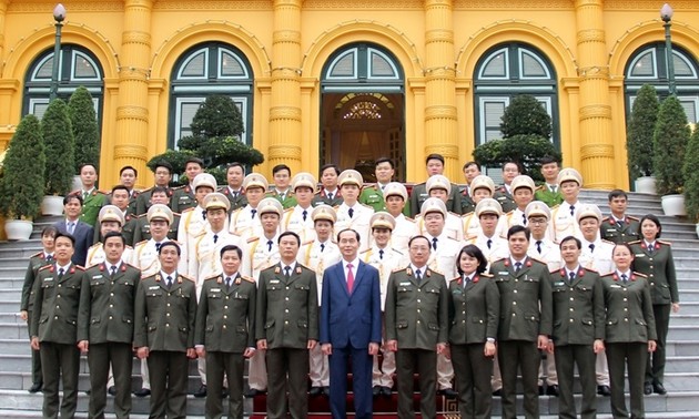 Президент Вьетнама встретился с лучшими сотрудниками милиции 2017 года