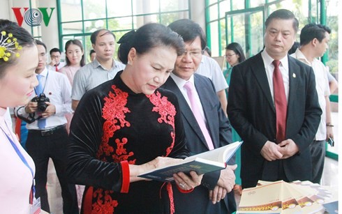 Председатель Нацсобрания СРВ посетила Академию науки и технологий Вьетнама