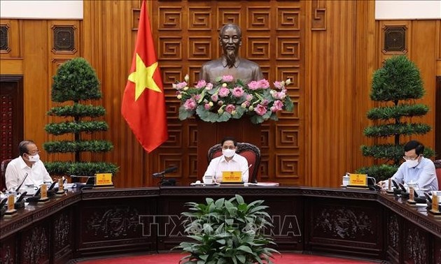 Премьер-министр Вьетнама председательствовал на совещании по профилактике и борьбе с эпидемией COVID-19