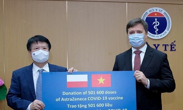 Посол Польши передал Минздраву Вьетнама более 500 тысяч доз вакцины AstraZeneca