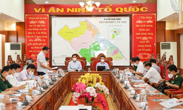 Вице-премьер Ву Дык Дам проверил эпидемиологическую ситуацию в Кантхо и Чавине