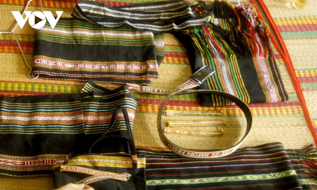 Узоры и орнаменты на домотканных изделиях народности эде в провнции Даклак