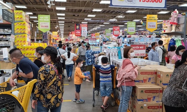 Супермаркеты в городе Хошимин заполнены посетителями