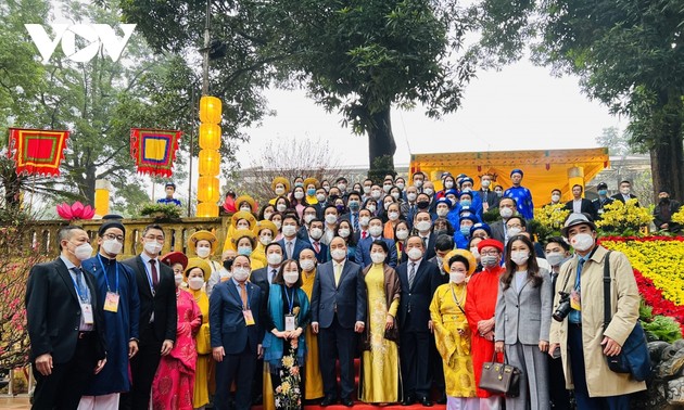 Президент Вьетнама вместе с эмигрантами воскурил благовония в цитадели Тханглонг