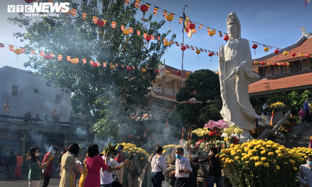 Люди по всему Вьетнаму встретили Лунный Новый Год с множеством пожеланий