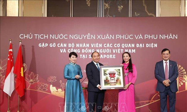 Нгуен Суан Фук встретился с представителями вьетнамской диаспоры в Сингапуре